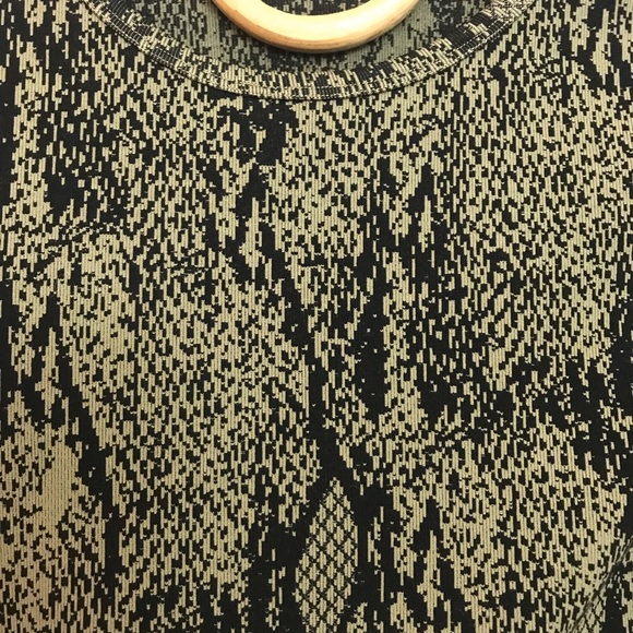 Athletic Green Black Long Sleeve Fitted Crew Neck Crop Top - Picture 2 of 12